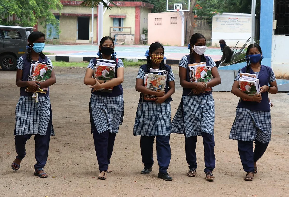 பாடப்புத்தகங்களுடன் மாணவிகள்