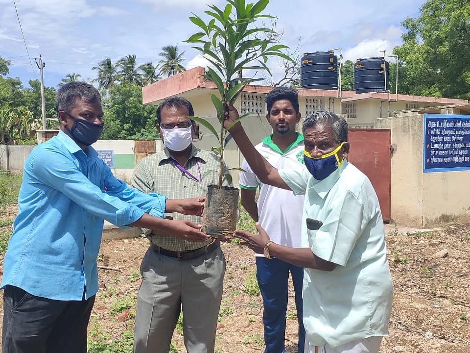 கரூர்: `எங்க அப்பா ஆத்மா சாந்தியடைஞ்சுருக்கும்!' - தந்தைகளின் கனவை நிறைவேற்றிய மகன்கள்