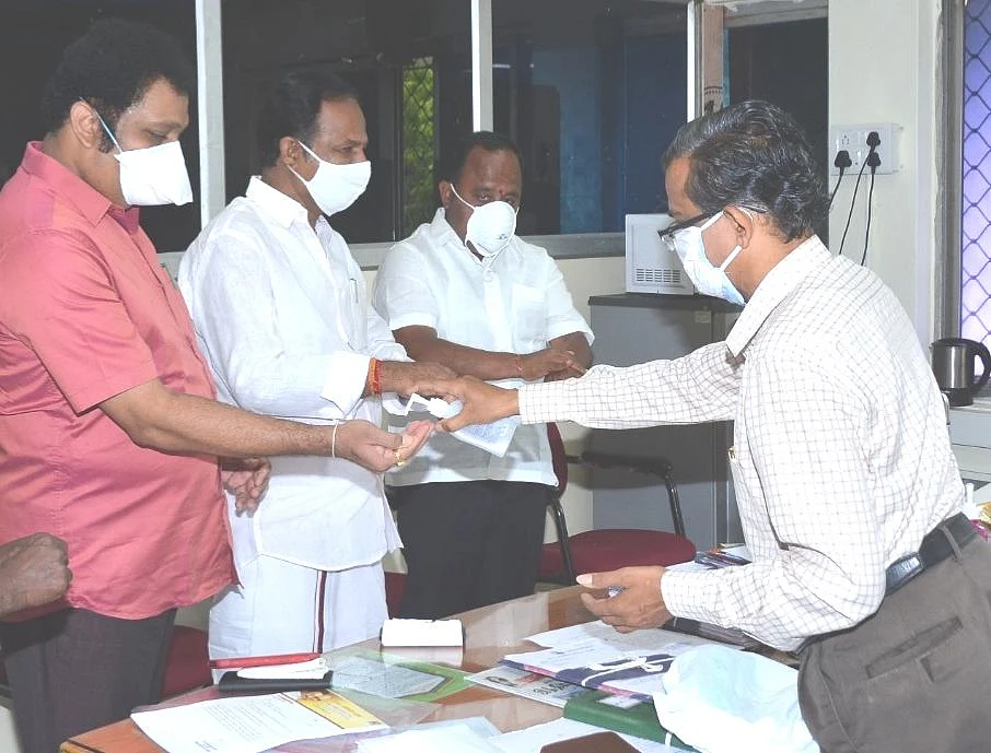 சானிடைஸரால் கைகளை சுத்தம் செய்கிறார்கள்