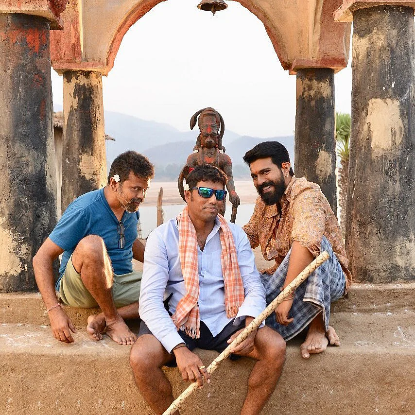 ரங்கஸ்தலம் ஷூட்டிங் ஸ்பாட்டில் இயக்குநர் சுகுமார் - ஒளிப்பதிவாளர் ரத்னவேலு - ராம்சரண்