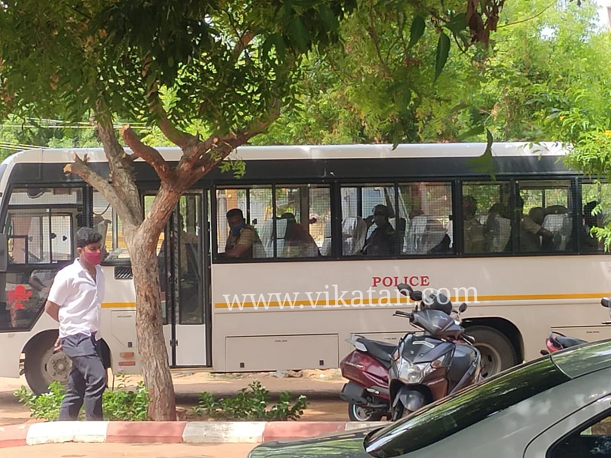 சாத்தான்குளம் போலீஸார்