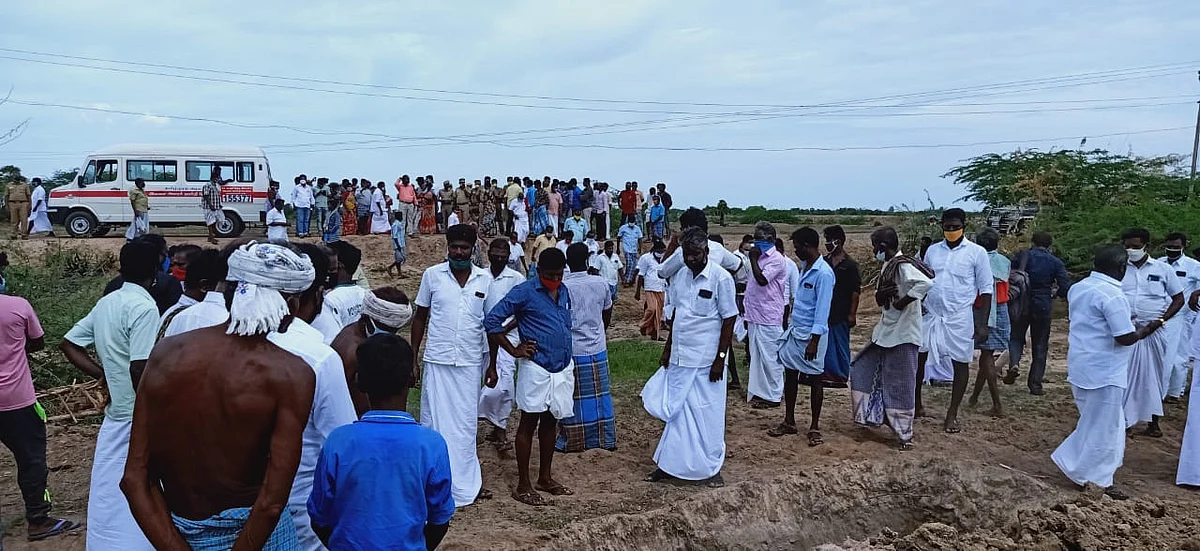 இறுதி சடங்கில் மக்கள்