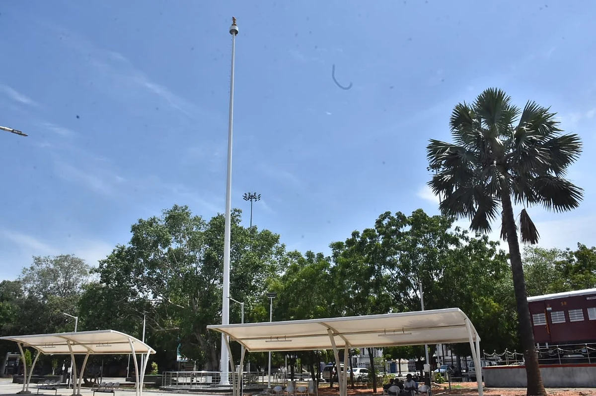 தேசியக் கொடி கழற்றப்பட்ட பின்னர்.