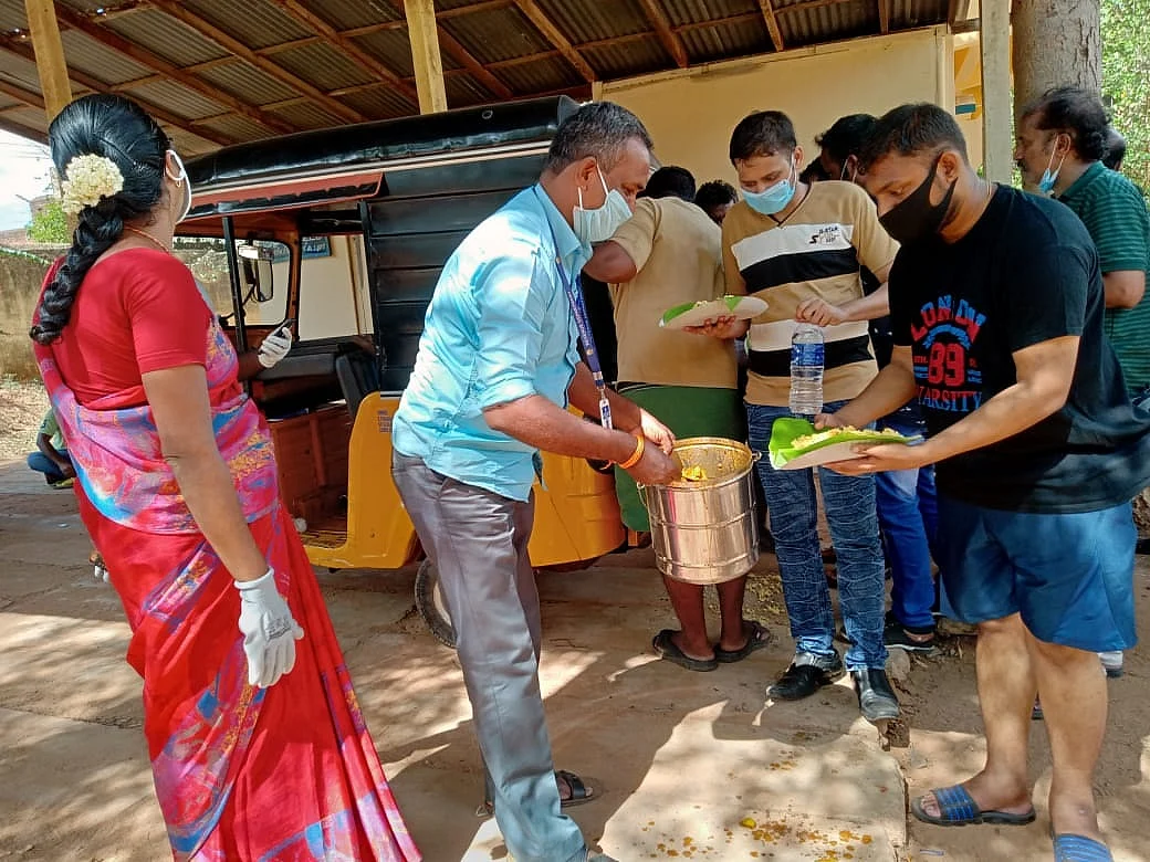 `கேரளா டு தமிழகம்!' - சொந்த ஊர்களுக்கு அனுப்பி வைக்கும் தேனி நிர்வாகம்