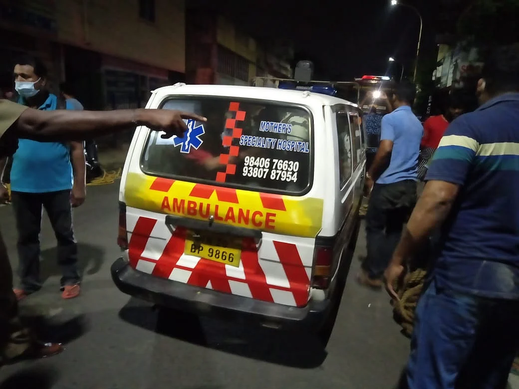 மருத்துவமனைக்கு கொண்டு செல்லப்படும் காதலன்
