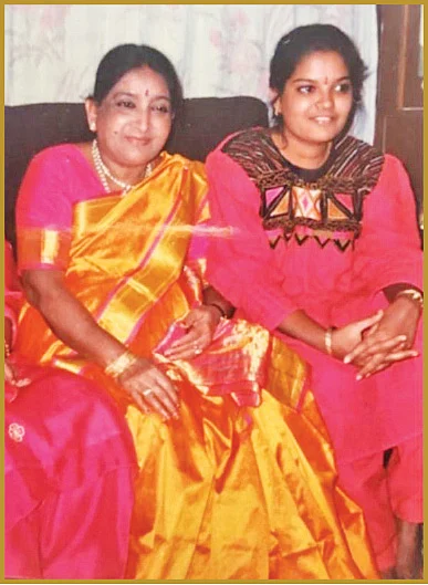 அம்மாவுடன் ஹேமலதா...