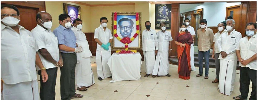 நாவலர் நெடுஞ்செழியனின் படத்துக்கு தி.மு.க-வினர் மரியாதை