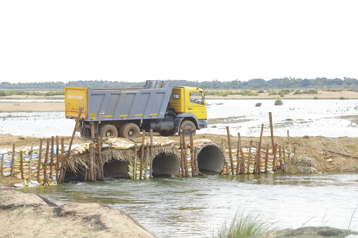 மணல் குவாரிக்கான சாலை