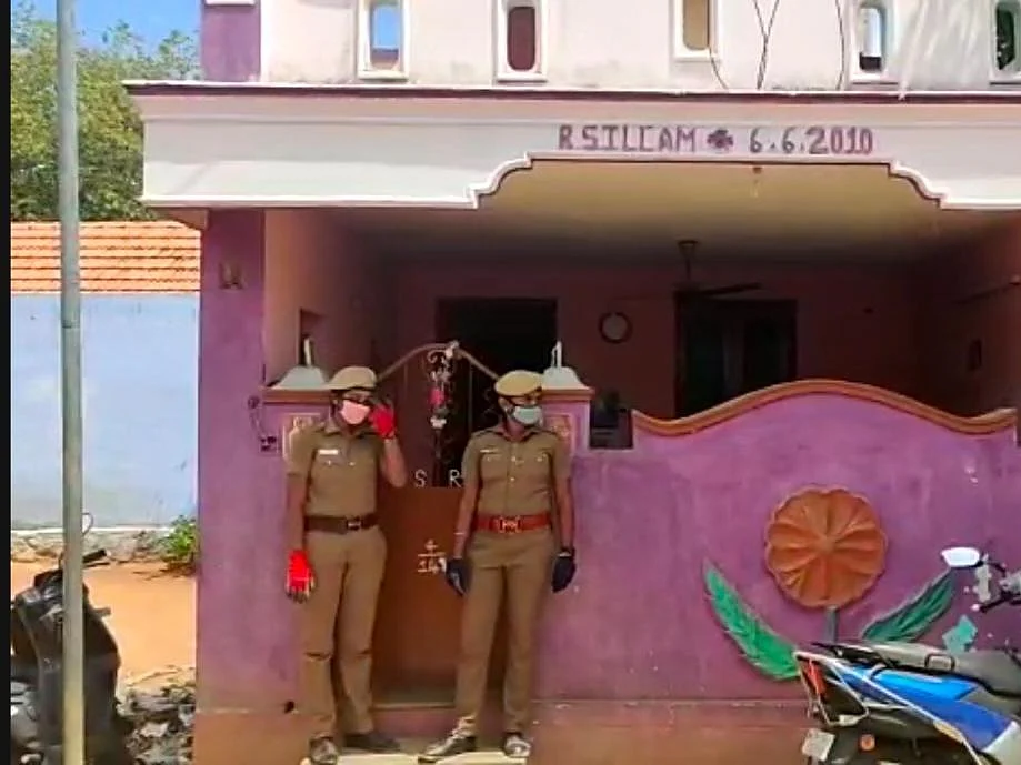 காவலர்களிடமிருந்து காவலருக்கு காவலர்களால் பாதுகாப்பு! #PhotoOfTheDay