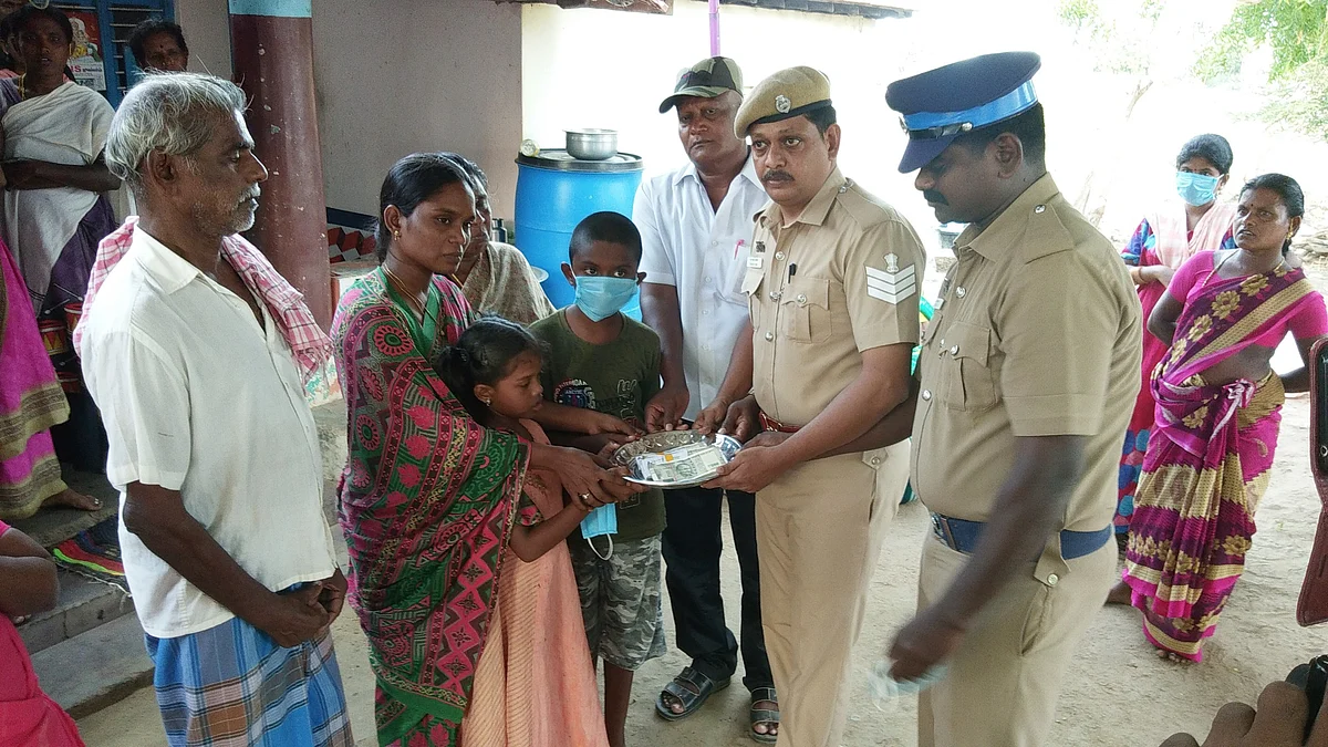 பழனி குடும்பத்துக்கு நிதி வழங்கிய காவலர்கள்