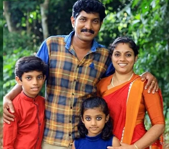 கணவர், பிள்ளைகளுடன் சுப்ரியா