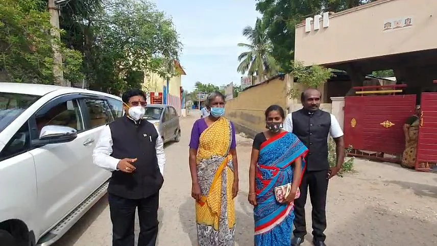 வழக்கறிஞர்களுடன் மகேந்திரனின் தாயார், சகோதரி