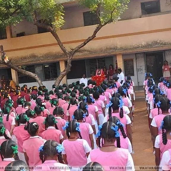 பள்ளி மாணவிகள் (மாதிரி படம்)