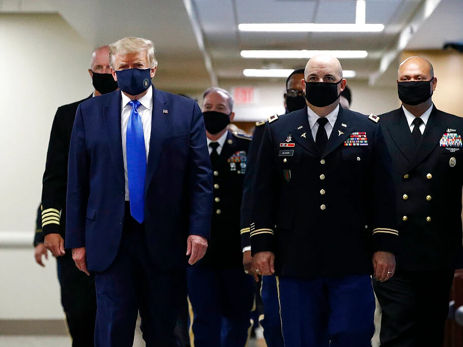 Donald Trump wears a face mask