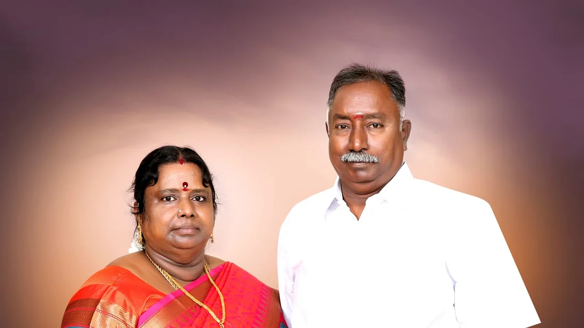 பிரகதாம்பாளுடன் கணவர் பாலகிருஷ்ணன்