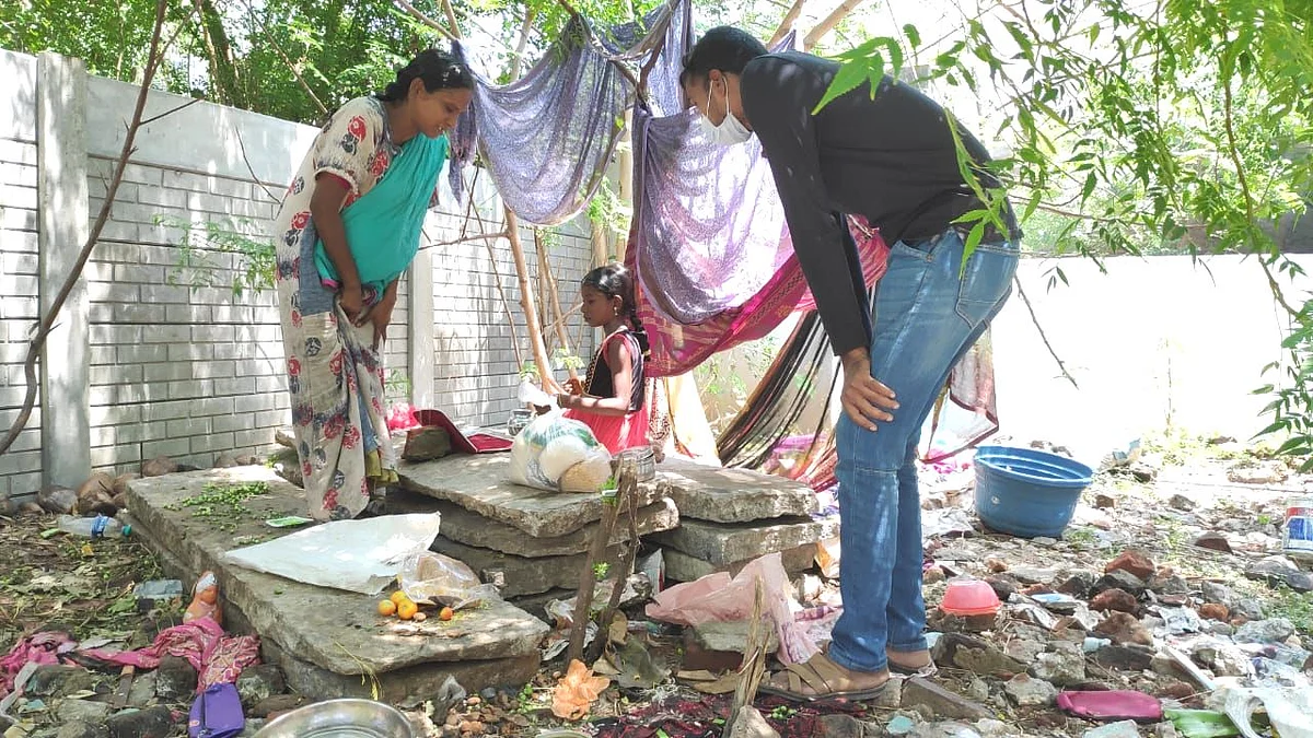 உதவிய சமூக ஆர்வலர் தினேஷ் சரவணன்