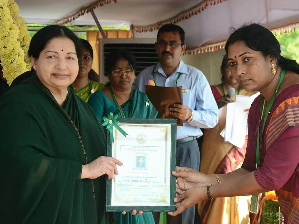 `ஜெ. விருது வழங்கும் படம்; கழட்டி வீசிய அமைச்சரின் ஆதரவாளர்கள்?’ - மன்னார்குடியில் பரபரப்பு
