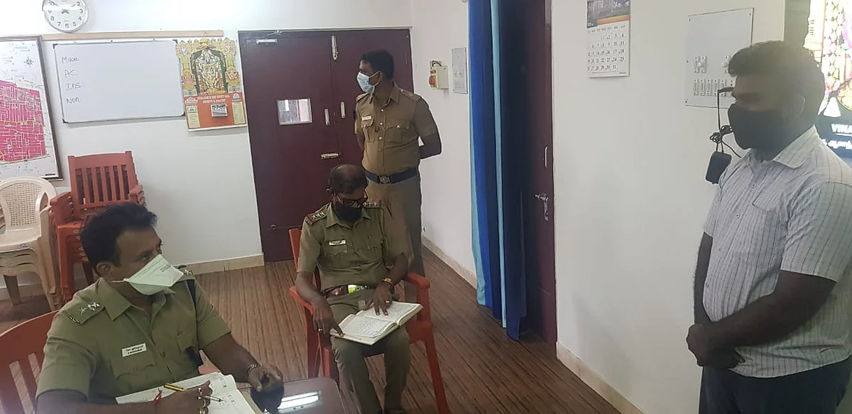 ஹரிபாபுவிடம் விசாரணை நடத்தும் உதவி கமிஷனர் அரிக்குமார்