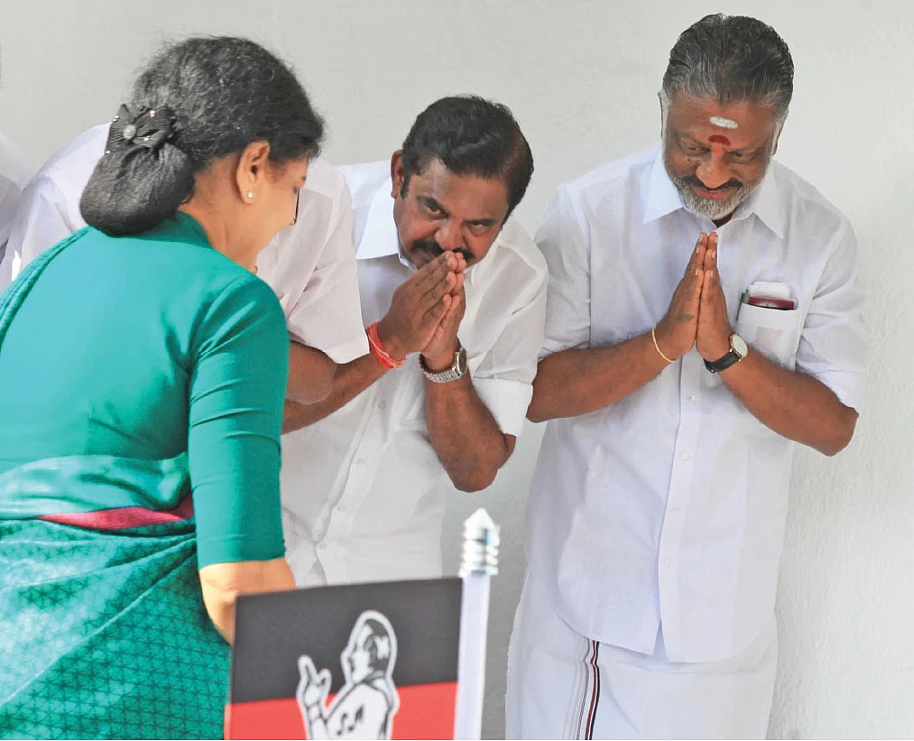 சசிகலா - எடப்பாடி பழனிசாமி - பன்னீர்செல்வம்