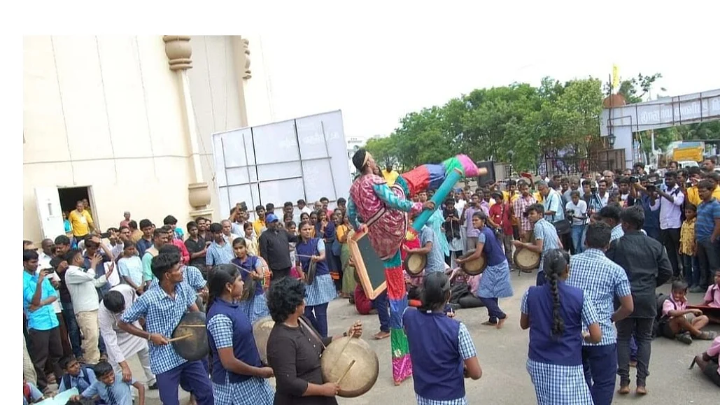 மாணவர்கள்
