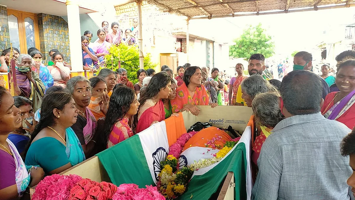 அழகுராஜாவின் உடலைப் பார்த்து அழும் அவரது உறவினர்கள்.