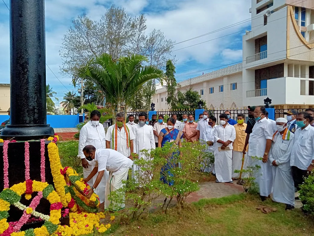 அரசியல் கட்சியினர் மரியாதை செலுத்தினர்