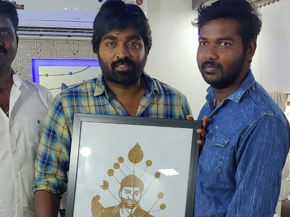 ஒரு தேக்கு இலை... ஓர் ஓவியம்... மாதம் 50 ஆயிரம் வருமானம்! கலக்கும் நம்பிக்கை மனிதர் தீபன்