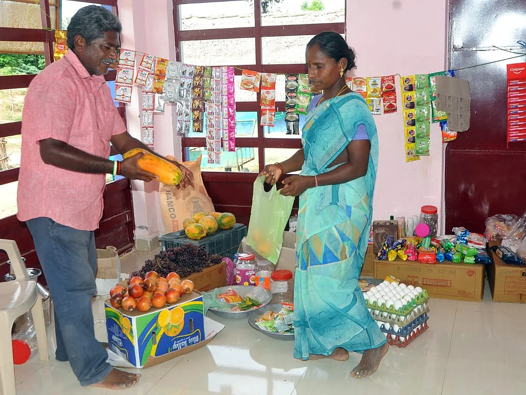 சிவகங்கை: `கொரோனா தோட்டத்து காய்கறி; மலிவு விலை மளிகை’ - அசத்தும் ஊராட்சி தலைவர்
