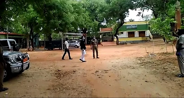 வனத்துறை அலுவலகத்தில் விசாரணை