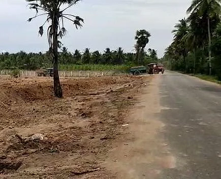 டிராக்டரில் ஏற்றி செல்லப்படும் மண்