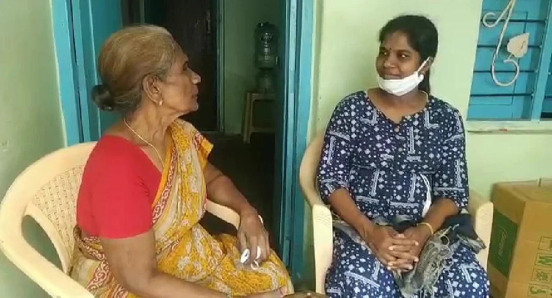 தாயுடன் சந்திரமோகனா