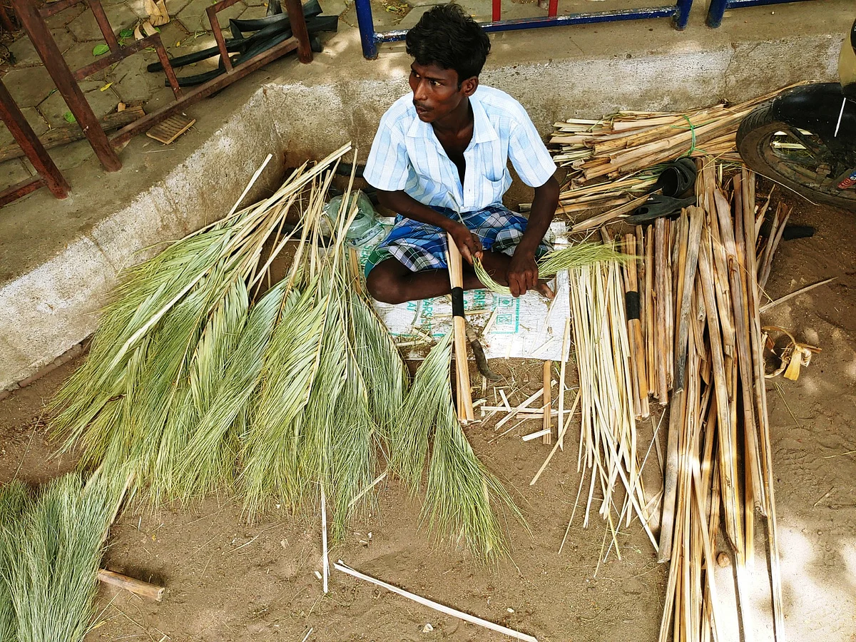 விளக்குமாறு செய்யும் அருள்ராஜ்