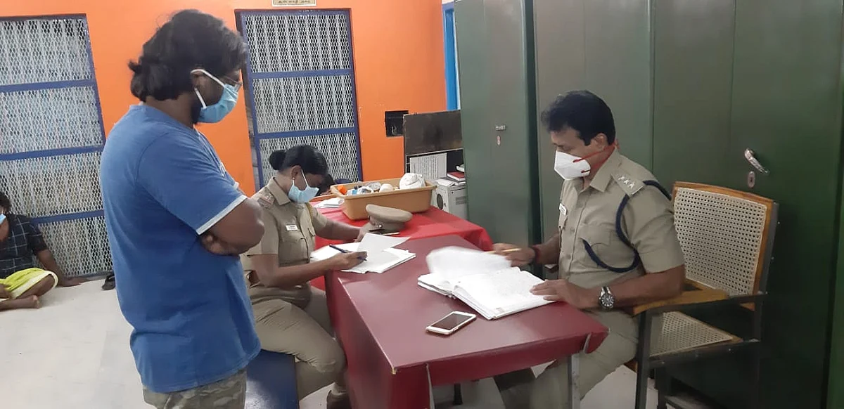 ராகேஷிடம் விசாரணை நடத்தும் உதவி கமிஷனர் ஹரிகுமார்