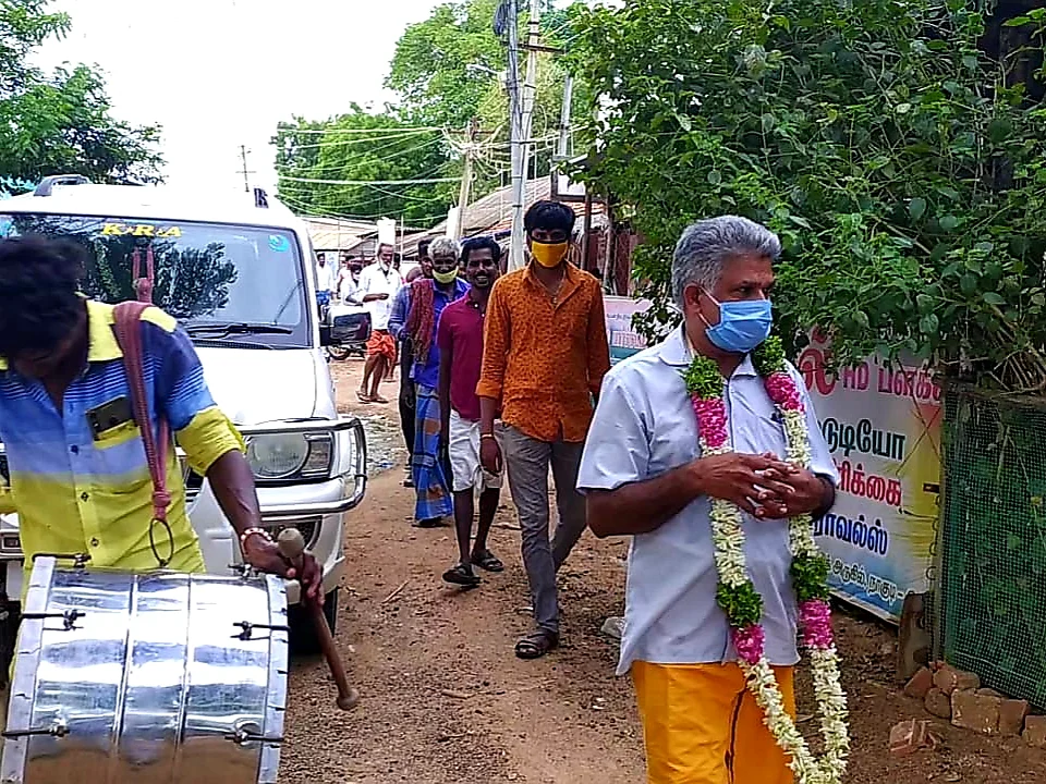 கொரோனா: `மீண்டு வந்த முதியவர்!’ - நெகிழவைத்த புதுக்கோட்டை இளைஞர்கள்