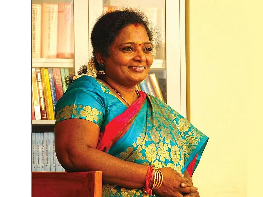"தாயின் வயிற்றுக்குள்ளிருந்து வெளியே வந்த பிஞ்சுக்கை..." அனுபவம் பகிரும் டாக்டர் தமிழிசை #DoctorsDay