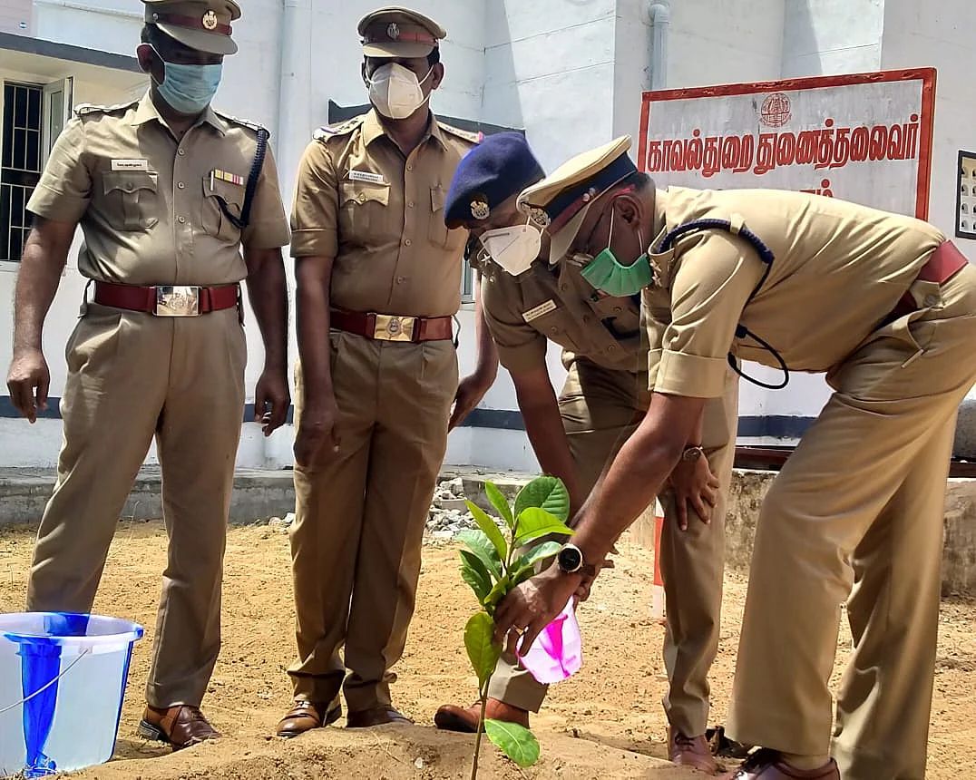 மரக்கன்று நடும் காவல்துறை அதிகாரிகள்.