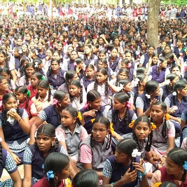 பள்ளி மாணவிகள் (மாதிரி படம்)