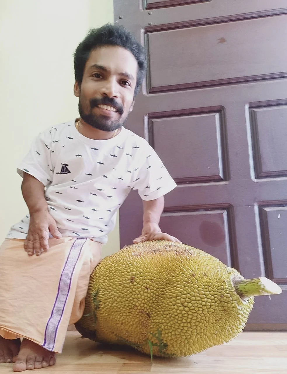 தோட்டத்தில் விளைந்த பலா பழத்துடன்