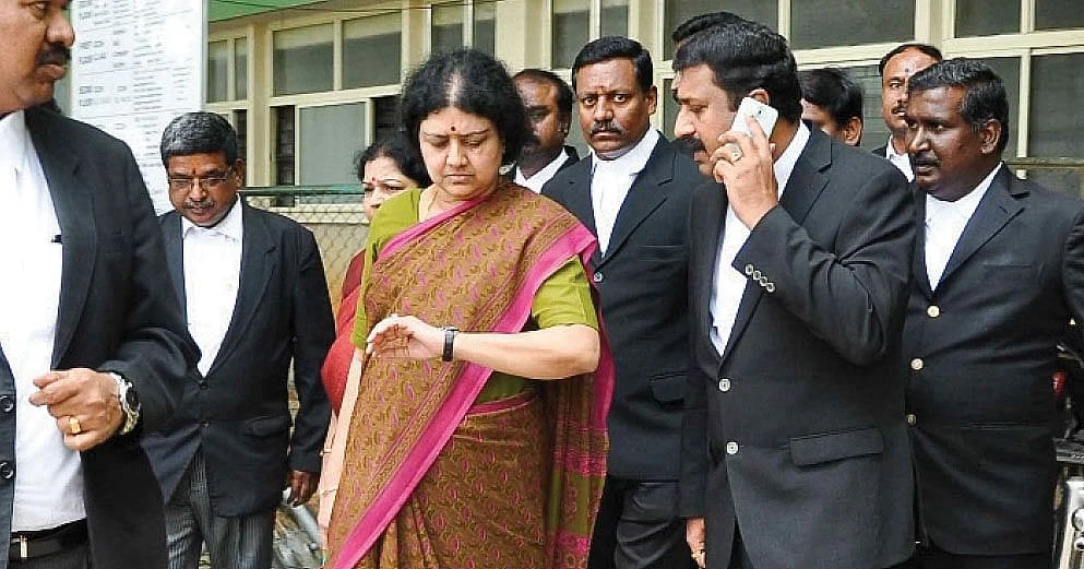 வழக்கறிஞர்களுடன் சசிகலரி