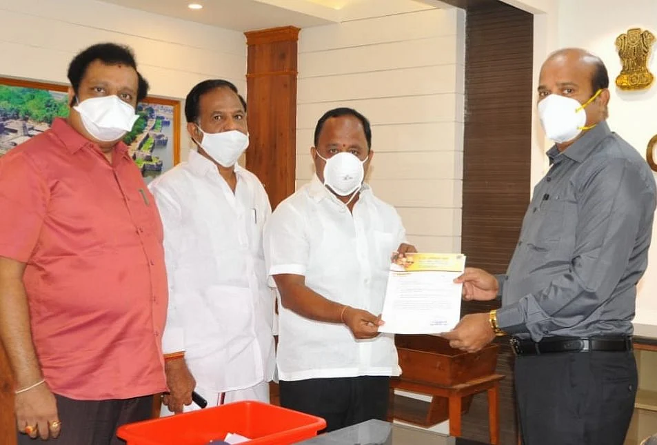 கலெக்டரிடம் மனு கொடுத்த எம்.பி, எம்.எல்.ஏ-க்கள்
