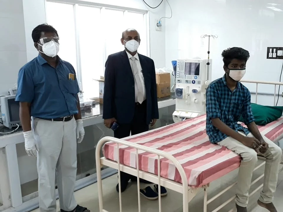 கொரோனா: `62 முறை டயாலிசிஸ்!’ கைவிடப்பட்டவரைக் காப்பாற்றிய புதுக்கோட்டை அரசு மருத்துவர்கள்
