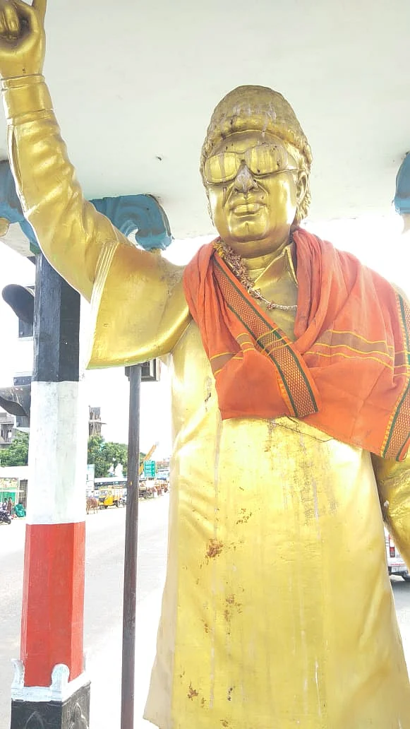 காவித்துண்டு அணிவிக்கப்பட்ட எம்.ஜி.ஆர் சிலை