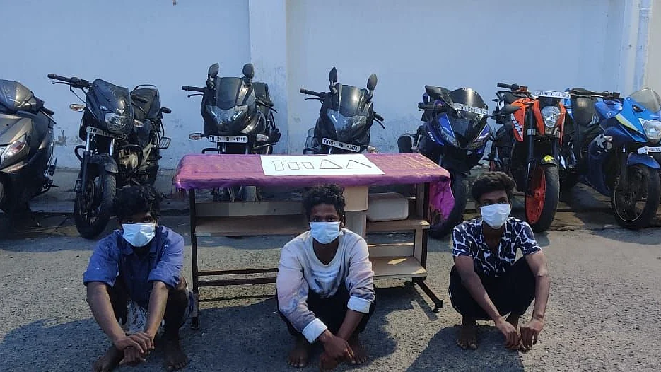போலீஸாரிடம் சிக்கிய இளைஞர்கள்