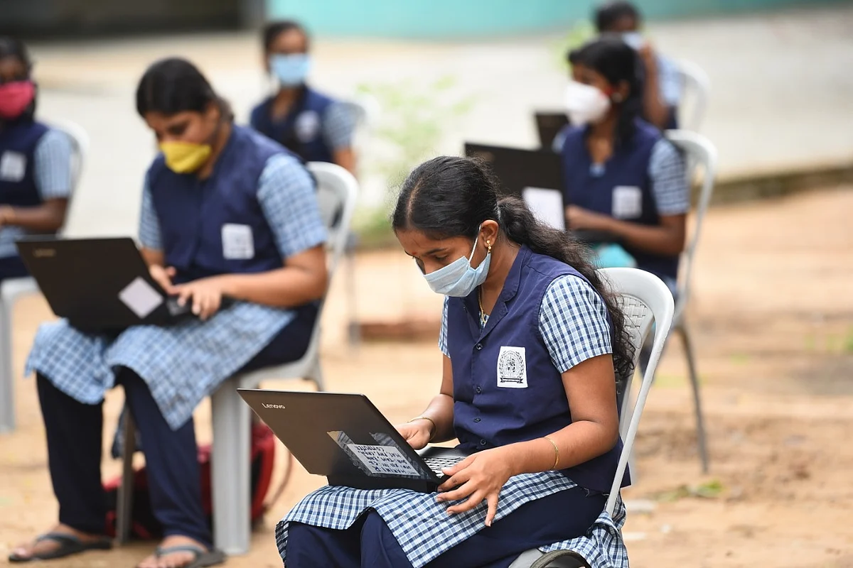 மடிக்கணினிகளுடன் மாணவிகள்