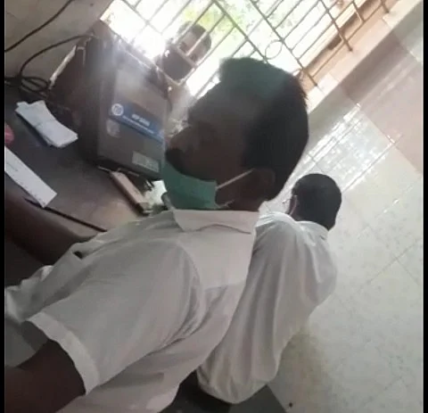 லஞ்சம் பெற்ற மருத்துவப் பணியாளர்