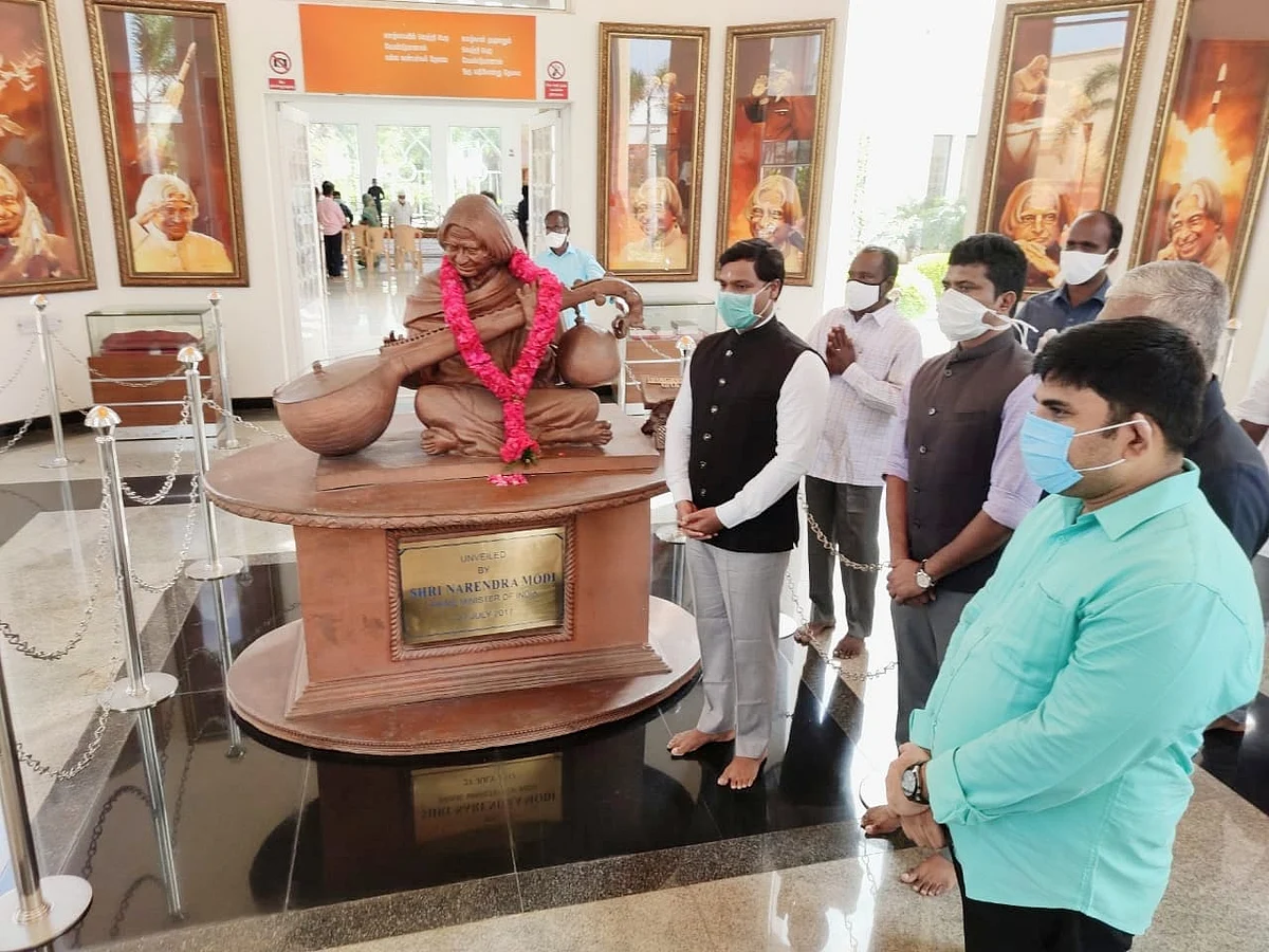 அல்துல்கலாம் நினைவிடத்தில் மாவட்ட கலெக்டர்