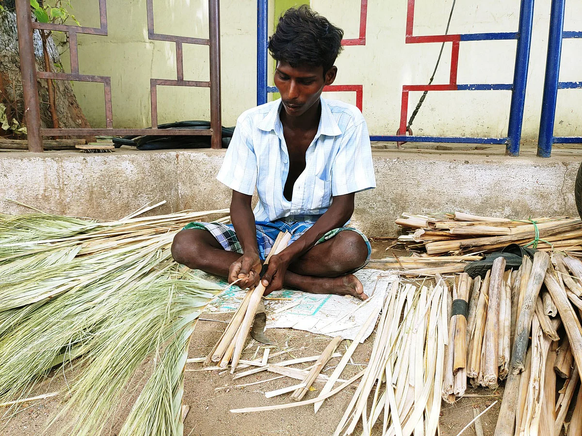 விளக்குமாறு செய்யும் அருள்ராஜ்