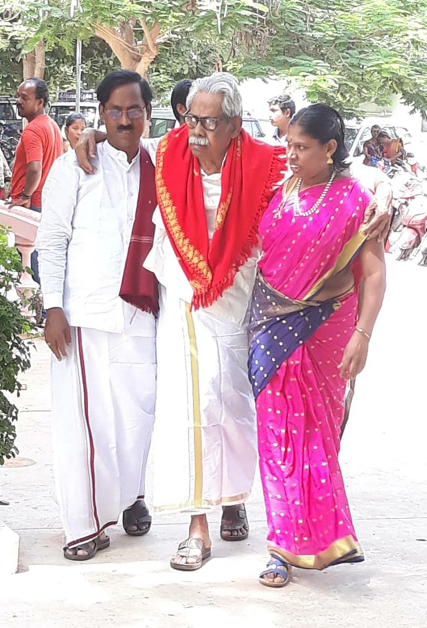 இளைய மகன் பாரதியுடன் மன்னர் மன்னன்