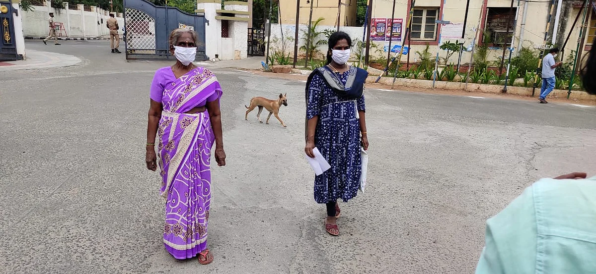 தாயுடன் சந்திரமோகனா
