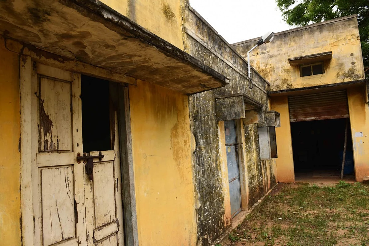 இடிந்த நிலையில் இருக்கும் கட்டடம்